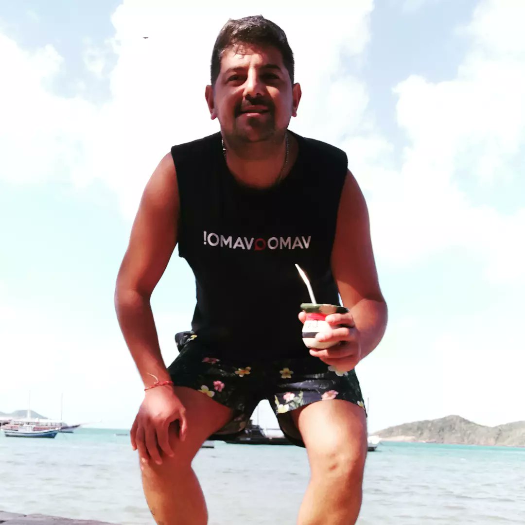 Nos hicieron creer que cada 1 de nosotros es la mitad de una naranja,y q la vida solo tiene sentido cuando encontramos la otra mitad.No nos contaron q ya nacemos enteros,q nadie en la vida merece llevar a sus espaldas la responsabilidad de completar lo que nos falt