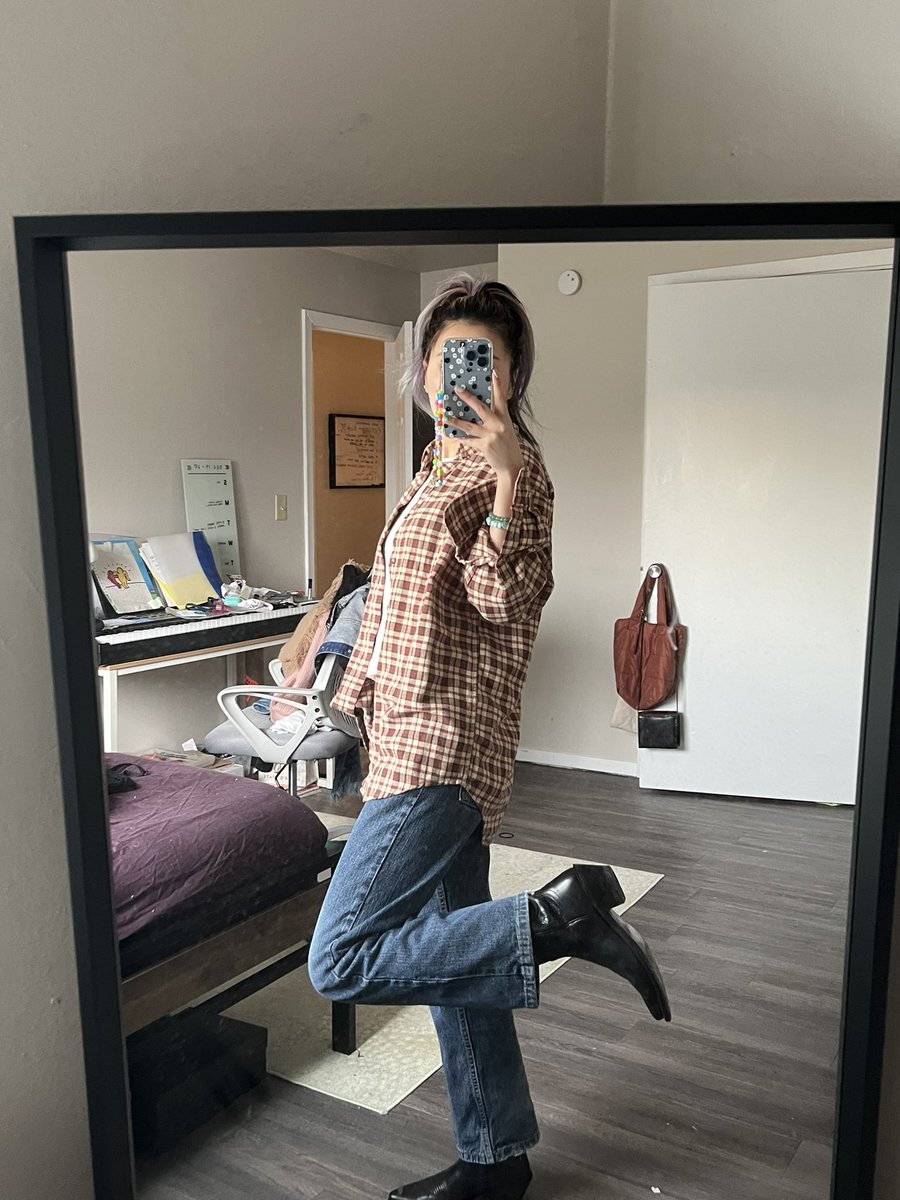 _nicoleki's tweet photo. Was I very excited to put on this outfit to visit my very first barn today? Moo-bee… 🤠 https://t.co/yisiy3TGIl