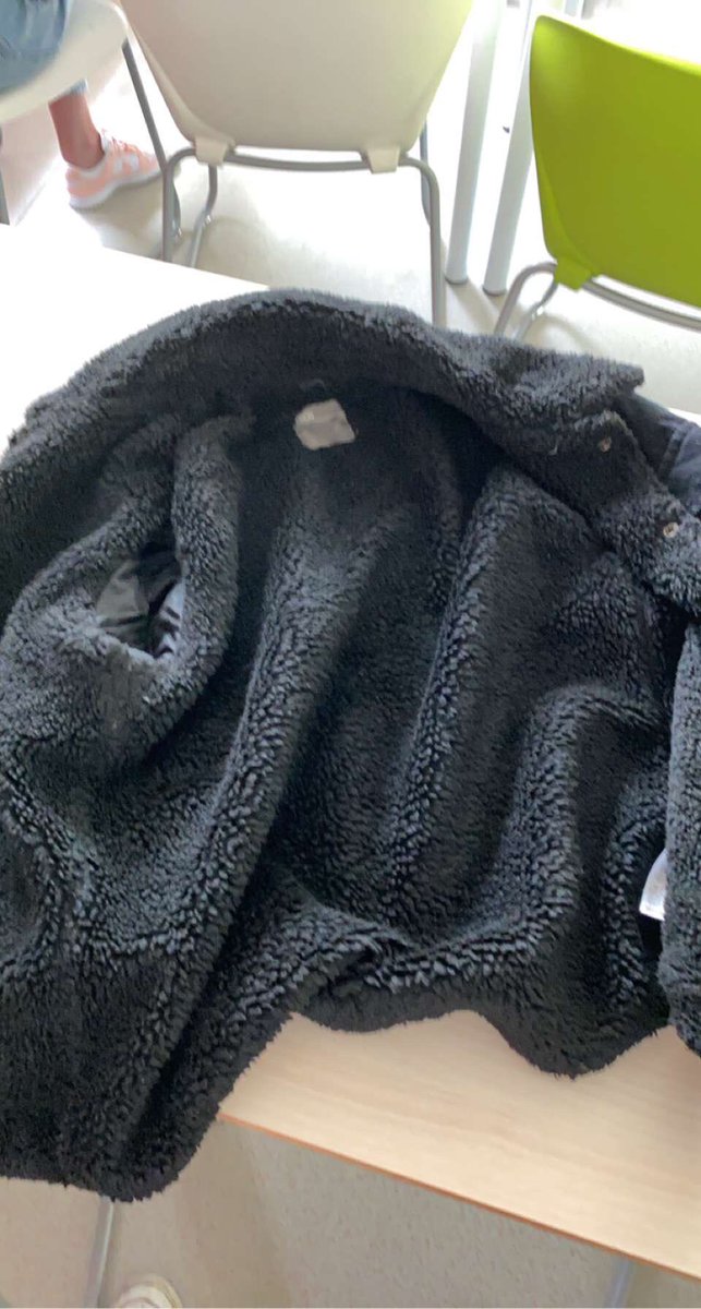leonard_lcs's tweet photo. Un pote à moi à échangé sa veste avec quelqu'un hier soir au kenny à Saint-Brieuc, il y a des clés de voiture dans la veste. Si la personne l'a reconnait qu'elle vienne en pv. https://t.co/T8YenTCAOi