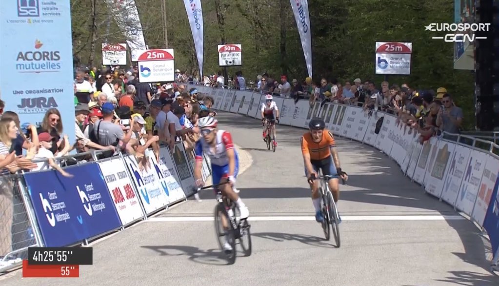 ZipiZapismo's tweet photo. No ha podido luchar por la victoria pero ha llegado con Thibaut Pinot, que no es poca cosa
#SignLucas https://t.co/qlQdg9yq25