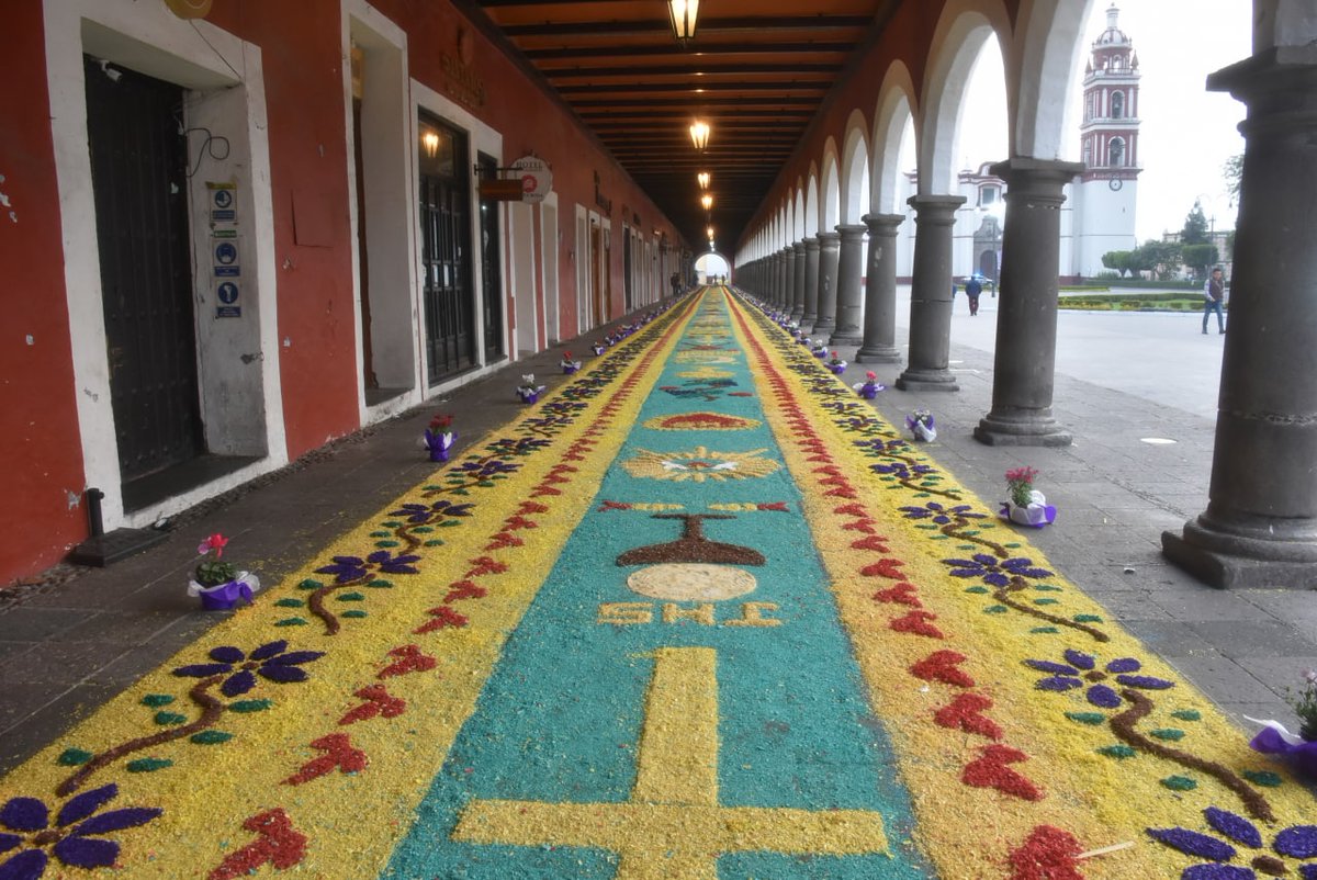 Ven a #SanPedroCholula y disfruta de las coloridas alfombras 🤩, la arquitectura de las iglesias⛪, gastronomía tradicional🍽️, así como de los lugares emblemáticos de nuestro pueblo mágico. 🤳

😃 ¡En #Cholula las tradiciones se viven! 🙌🏽✨