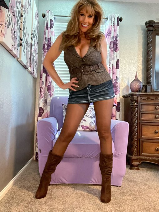 Happy TGIF Baby! 💋🐥🐰🐣 I hope you enjoy your holiday weekend. Do you like my pantyhose? Join me  to see<a href="/tag/milf"class="tags"><span>#milf</span></a><a href="/tag/longlegs"class="tags"><span>#longlegs</span></a><a href="/tag/pantyhose"class="tags"><span>#pantyhose</span></a><a href="/tag/bigsoftboobies"class="tags"><span>#bigsoftboobies</span></a><a href="/tag/c"class="tags"><span>#c</span></a>