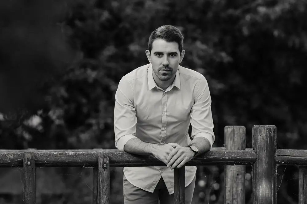 📖 'Sonrisas maquilladas', el debut literario de Sergio Serrano

Pábilo Editorial publica la primera obra del autor navarro, que irrumpe con fuerza en el mundo de la novela contemporánea.

navarratelevision.es/Noticia/ZC8A83…