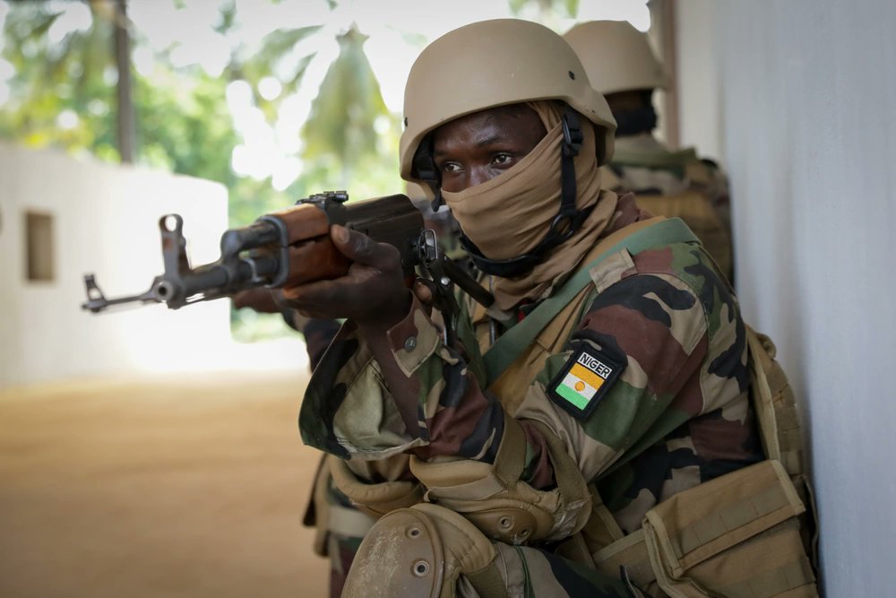 USSOCAF's tweet photo. A soldier from Nigerien Armed Forces provides rear security during close quarter battle (CQB) training at #Flintlock22. #Flintlock involves various training exercises including CQB, which is a tactical situation that involves a weapons fight at close range. https://t.co/N7dapYJmYM