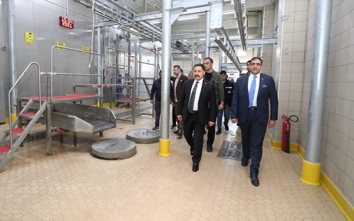 AmasyaValiligi's tweet photo. Valimiz Mustafa MASATLI, Suluova ilçemizdeki Nebioğullari Et ve Kemik Unu fabrikasını ziyaret ederek, faaliyetlerine yönelik bilgiler aldı.

Amasya’mızın hayvancılık açısından önemli bir üretim merkezi olduğunu belirten Valimiz, tüm firmalarımıza çalışmalarında başarılar diledi. https://t.co/ujoVDkhvyl