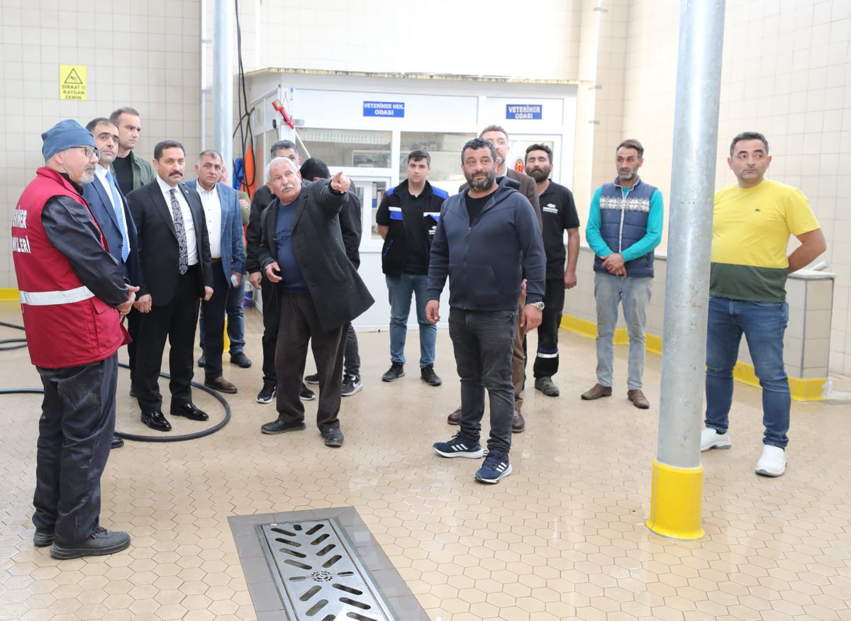 AmasyaValiligi's tweet photo. Valimiz Mustafa MASATLI, Suluova ilçemizdeki Nebioğullari Et ve Kemik Unu fabrikasını ziyaret ederek, faaliyetlerine yönelik bilgiler aldı.

Amasya’mızın hayvancılık açısından önemli bir üretim merkezi olduğunu belirten Valimiz, tüm firmalarımıza çalışmalarında başarılar diledi. https://t.co/ujoVDkhvyl