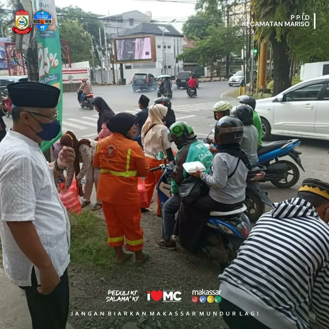 Menjelang Berbuka Puasa, Petugas Kebersihan Kecamatan Mariso Bagi-bagi Takjil Kepada Pengendara yang melintas di perempatan Jalan Cendrawasih dan Haji Bau, Jumat (15/04/2022)

m.facebook.com/story.php?stor…