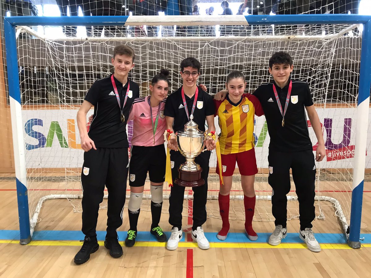 MamutsLesCorts's tweet image. FUTSAL | ⚽ 5 mamuts campions d'Espanya! El Pol, el Sander i l'Àlex ho han fet amb la Selecció Catalana Infantil masculina i l'Ona i la Victoria amb la femenina. Ambdues s'han proclamat campiones al Campionat d'Espanya de Seleccions Autonòmiques. Enhorabona! 💚🦣

#OrgullMamut