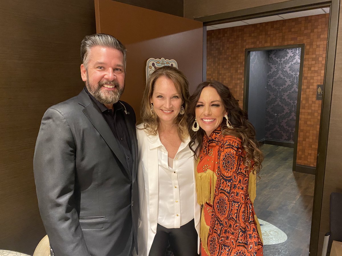 LorettaLynn's tweet photo. My beautiful sister @thecrystalgayle and Peggy Sue did a great job, as usual! Love all of y’all!

@twittyandlynn https://t.co/9lcHdPddyk