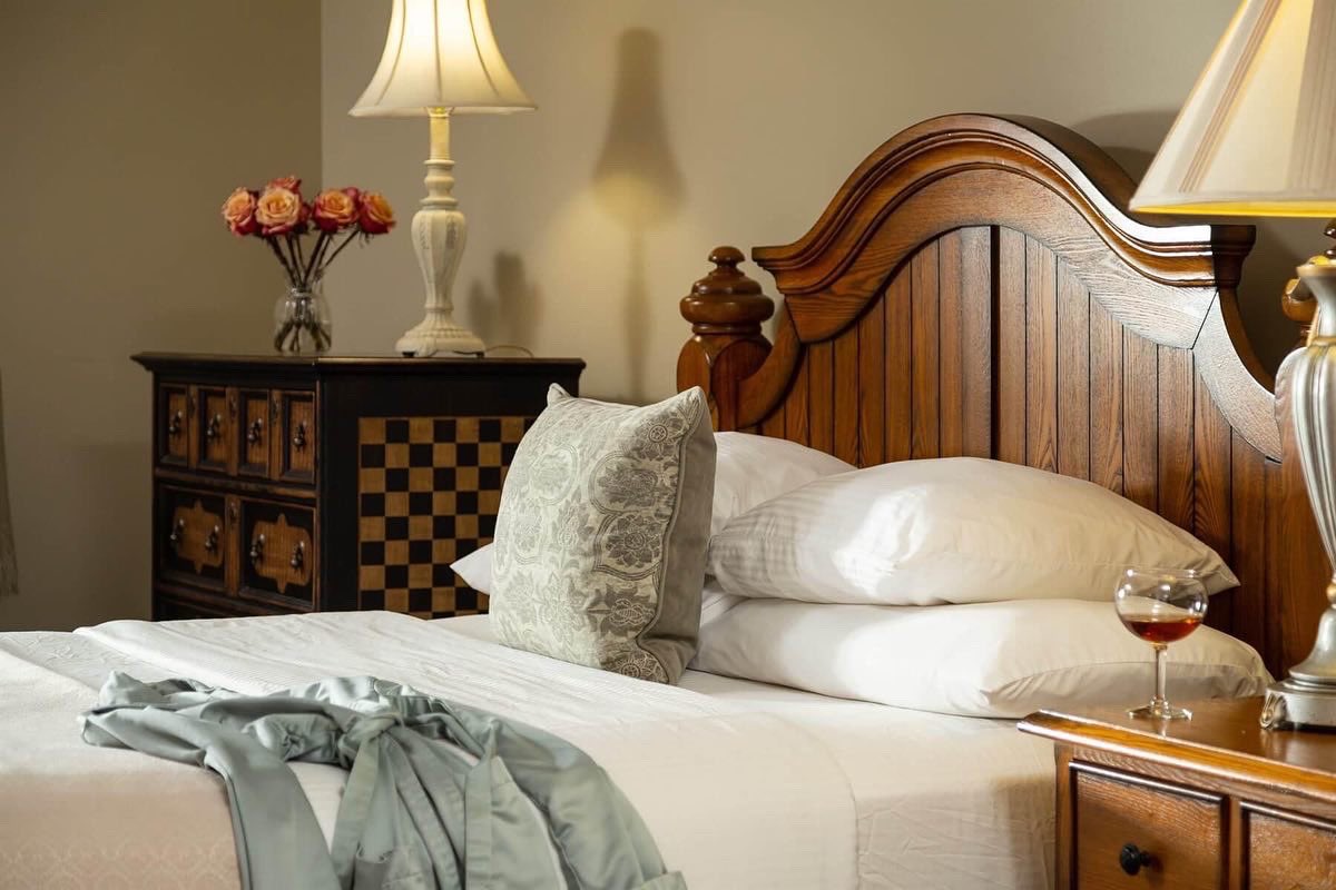 frenchmanor's tweet photo. Meet our Orleans Suite ✨ This Luxurious room includes a fireplace, full bathroom, and spa tub. It also features a private deck, making it the perfect spot to admire the Poconos' rolling mountains. 

 There is one more LA Suite available for this weekend! Call or book online 🥂 https://t.co/GVYDpHo3t1