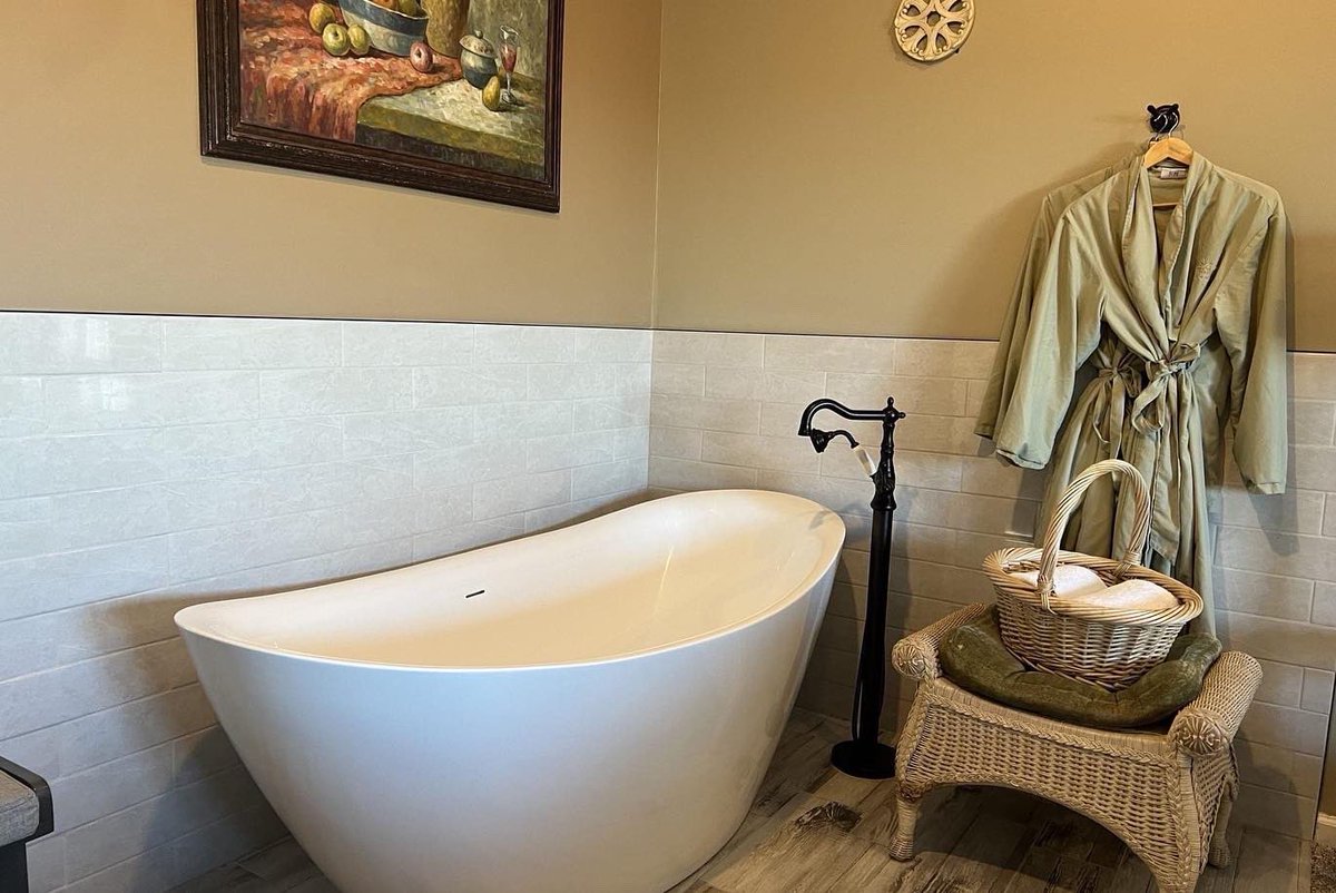 frenchmanor's tweet photo. Meet our Orleans Suite ✨ This Luxurious room includes a fireplace, full bathroom, and spa tub. It also features a private deck, making it the perfect spot to admire the Poconos' rolling mountains. 

 There is one more LA Suite available for this weekend! Call or book online 🥂 https://t.co/GVYDpHo3t1
