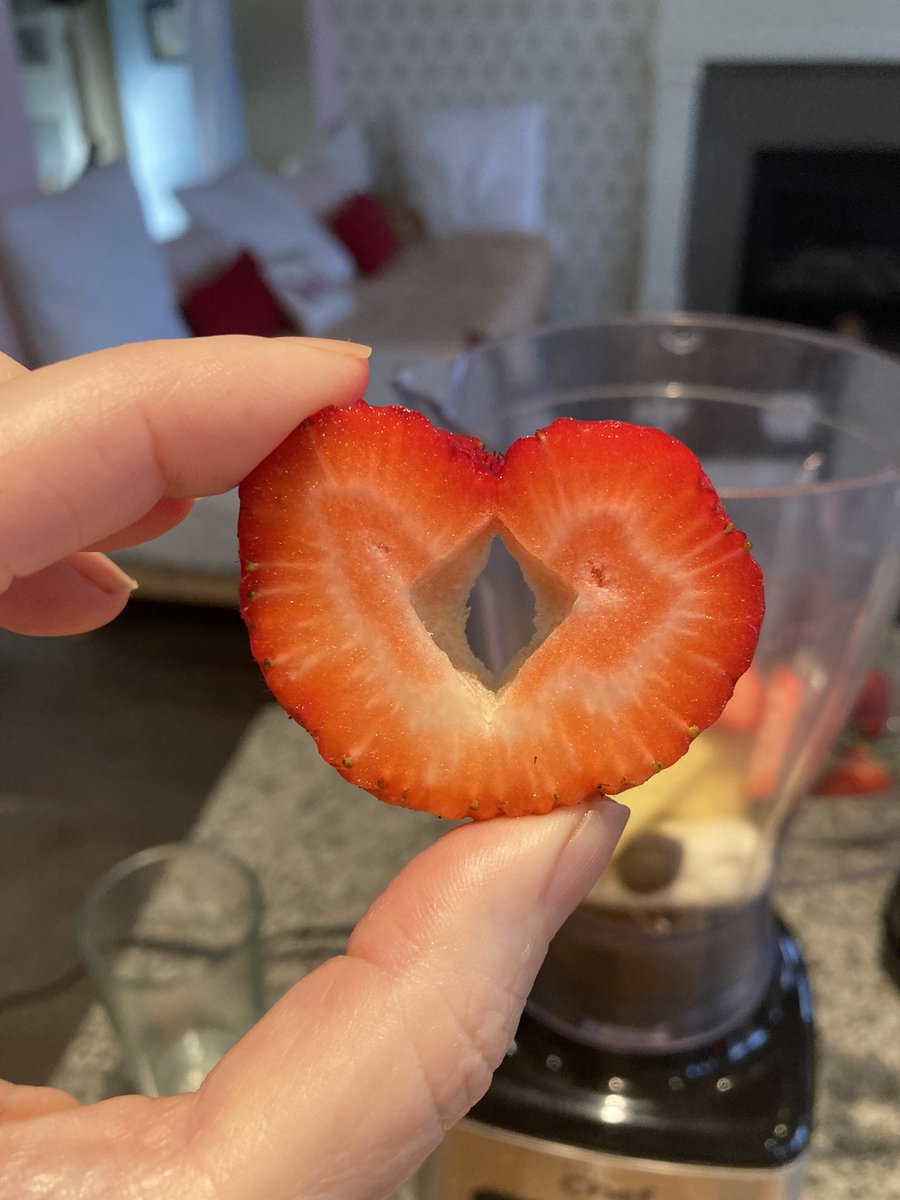 kellymasonfilm's tweet photo. GM beautiful souls!! Look what the universe delivered this morning ❤️ our NFT symbol with wings. Look for the gorgeous signs of support all day 💯🌺🌟 #NFT #NFTCommunity #NFTcollections #nftartist #mopic #love #Crypto https://t.co/ul684f0Oij