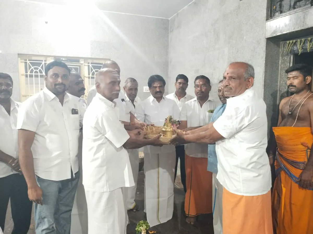 ereswaranoffl's tweet photo. இன்று (15.04.2022) நாமக்கல் மாவட்டம், திருச்செங்கோடு வட்டம், திருமங்கலம் ஊராட்சியில் கொங்கு வேளாளர் கவுண்டர்கள் பேரவை நடத்தும் அருள்மிகு மாரியம்மனுக்கு அபிஷேக ஆராதனை விழாவில் கலந்து கொண்டு சுவாமி தரிசனம் செய்தபோது.! https://t.co/sGKmWDroXv