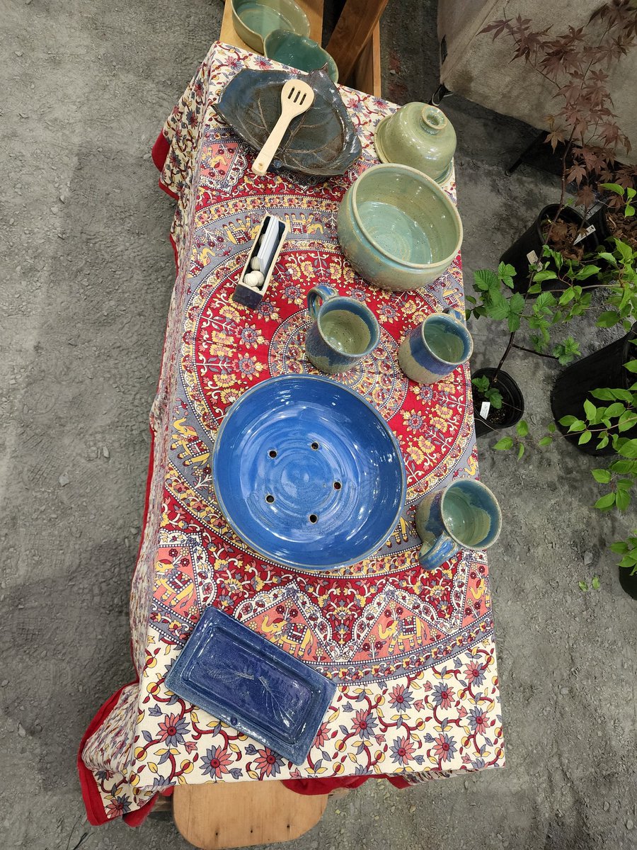 rebeccalcamp's tweet photo. Love the new planters my Mom made. https://t.co/fkdcbzAnc1