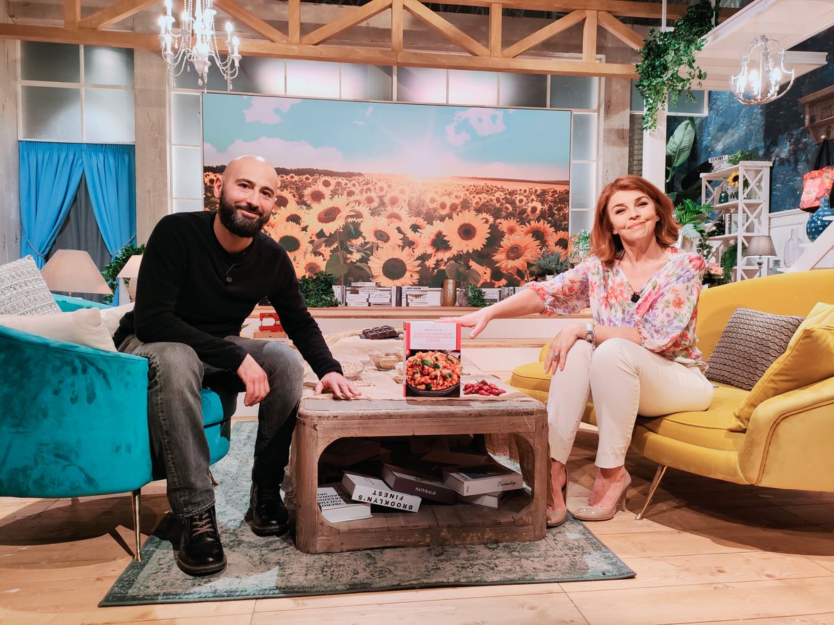 A L'#OraSolare ore12.20 con <a href="/paola_saluzzi/">Paola Saluzzi</a> <a href="/GianlucaGuidi/">Gianluca Guidi 🌊🎼🎶🎶🎶🎹</a> in scena al Brancaccio con Aggiungi un posto a tavola
Da Mussomeli #Caltanissetta la solidarietà di Danny McCubbin, chef australiano
La scoperta dei sapori di una volta con Samuele Bovini <a href="/NewtonCompton/">NewtonComptonEditori</a>
#19aprile <a href="/TV2000it/">Tv2000.it</a>