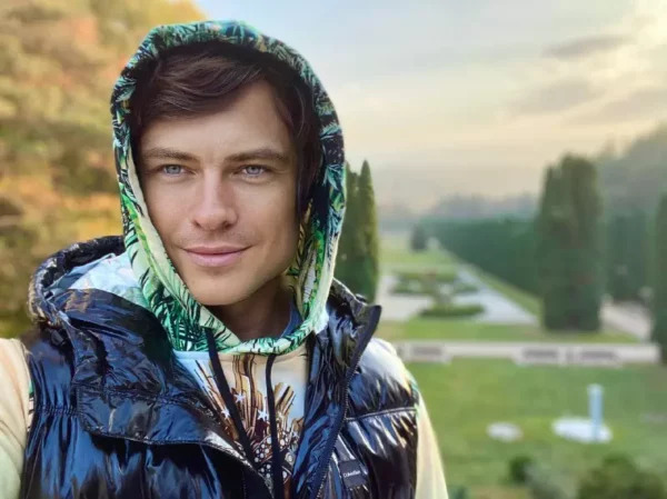 TVCenter's tweet photo. “Когда деньги закончатся”, – названы условия, при которых звёзды-беглецы вернутся на родину
Прохор Шаляпин считает себя истинным патриотом России, поэтому резко осудил сбежавших за границу артистов. 
https://t.co/5BKmpIJWOQ https://t.co/UsDhaXmPoQ