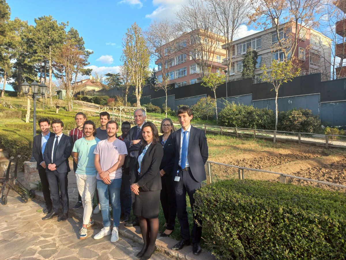 FranceenTurquie's tweet photo. L'Ambassadeur a rencontré des étudiants @Ense3 parcourant l'#Europe
à vélo 🚴♂️ pour sensibiliser les enfants et les jeunes aux enjeux climatiques. Une semaine à #Ankara, et un beau défi collaboratif sur 5 mois&5000 km! Merci et bravo! #Talentsforfuture #Fresqueduclimat 🌱👏🚵♀️ https://t.co/I2tjzZLQEM