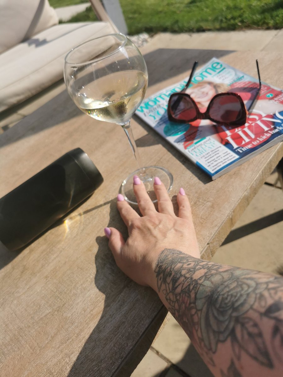 LydgSquidge's tweet photo. Cheers... A sauvignon blanc gal and proud of it.
#stuffyou
#goodfriday2022 https://t.co/xG7tSKCoo7