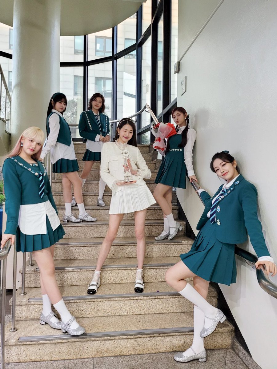 all_enguanzon's tweet photo. IVE: "You make me feel like Eng Eleven" 🧞

Photo opt muna sa CAL stairs bago ang ligtas na balik f2f sa UP Diliman! #IVE #lovedive #ive15thwin #IVE_SHOT https://t.co/2WQMqzm5wt