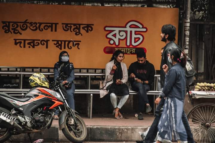 Normal Life Resumes In The Busy City After A Vacation Of #PoilaBoishakh 

Well The Caption Is Justified In The Wall 😃😃

' Muhurto Gulo Jomuk Darun Shade ' 

📸 Photography By Fahim #PhotoOfTheDay #Bangladesh #Life