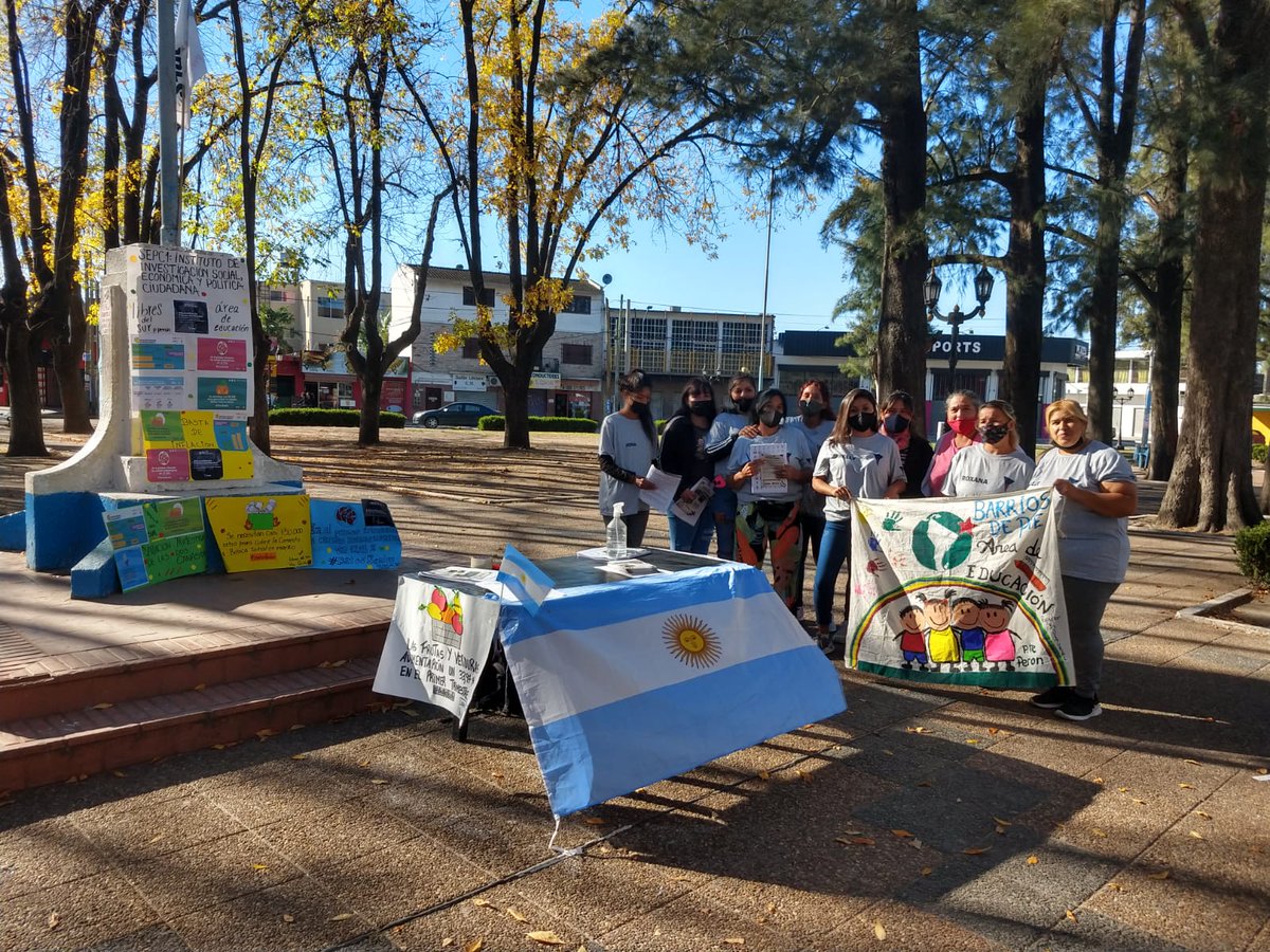 Libresdesur1's tweet photo. 📌Hoy en Presidente Perón Realizamos una actividad 

La cual se trata de Charlar un poco con los ciudadanos para saber un poco su opinión sobre esta inflación, como también encuestarlos y contarles la propuesta que tiene Libres Del Sur.

#QueAlbertoFreneLaInflacion 
#LibresDelSur https://t.co/5EvQTnw4GP