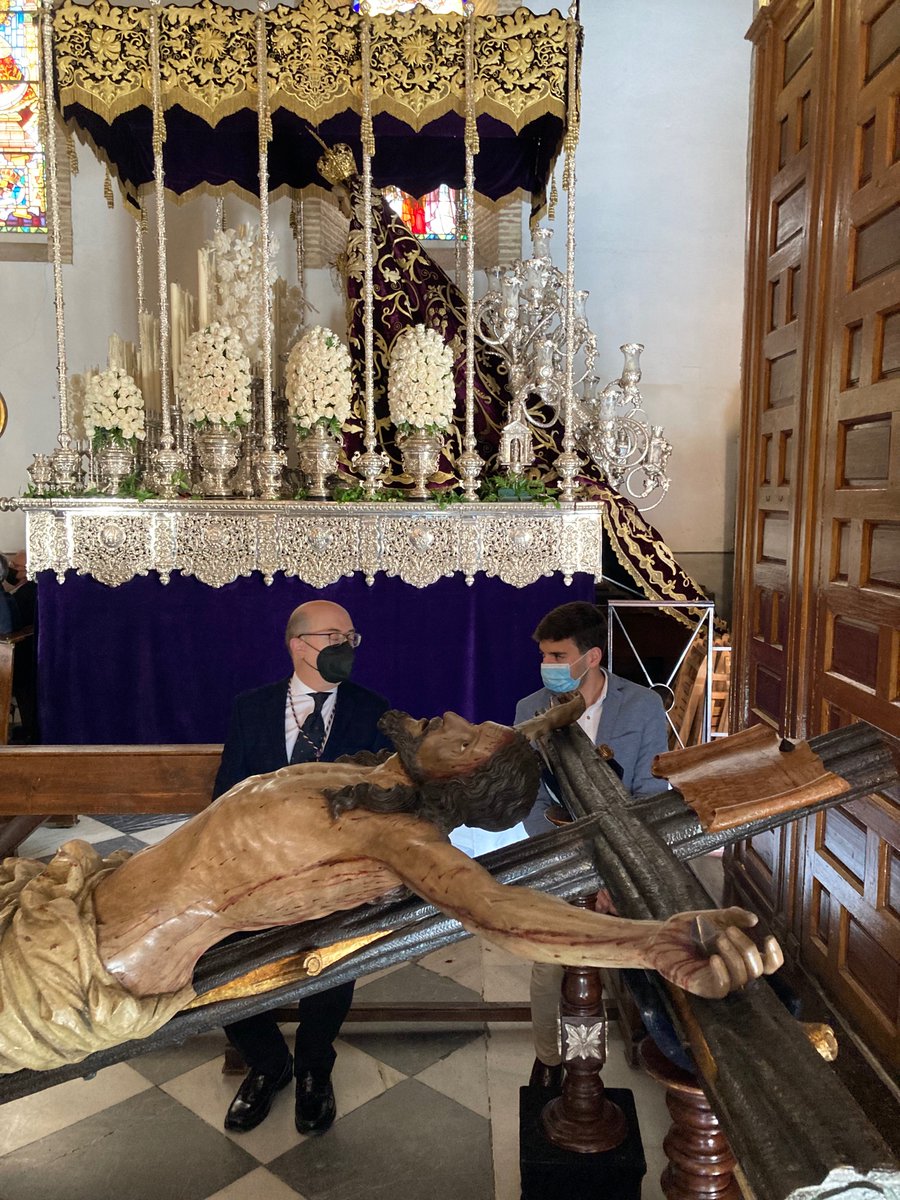 HExpiracionJaen's tweet photo. CELEBRACIÓN DE LA PASIÓN Y MUERTE DE NUESTRO SEÑOR JESUCRISTO

Cristo es bajado de su paso, para tomar parte en la gran liturgia de la adoración de la Cruz en los Santos Oficios, a las 17.00 h. en San Bartolomé.

https://t.co/xwmoaIeM3n

#Expiración #SietePalabras #SeptemVerba https://t.co/P740uNK2tQ