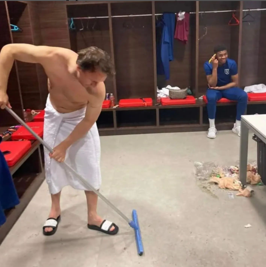 RMCsport's tweet photo. 👏 Mark Noble qui nettoie les vestiaires de l'OL après la victoire de West Ham hier en Ligue Europa. Énorme respect ! https://t.co/ohKcjw07Ok
