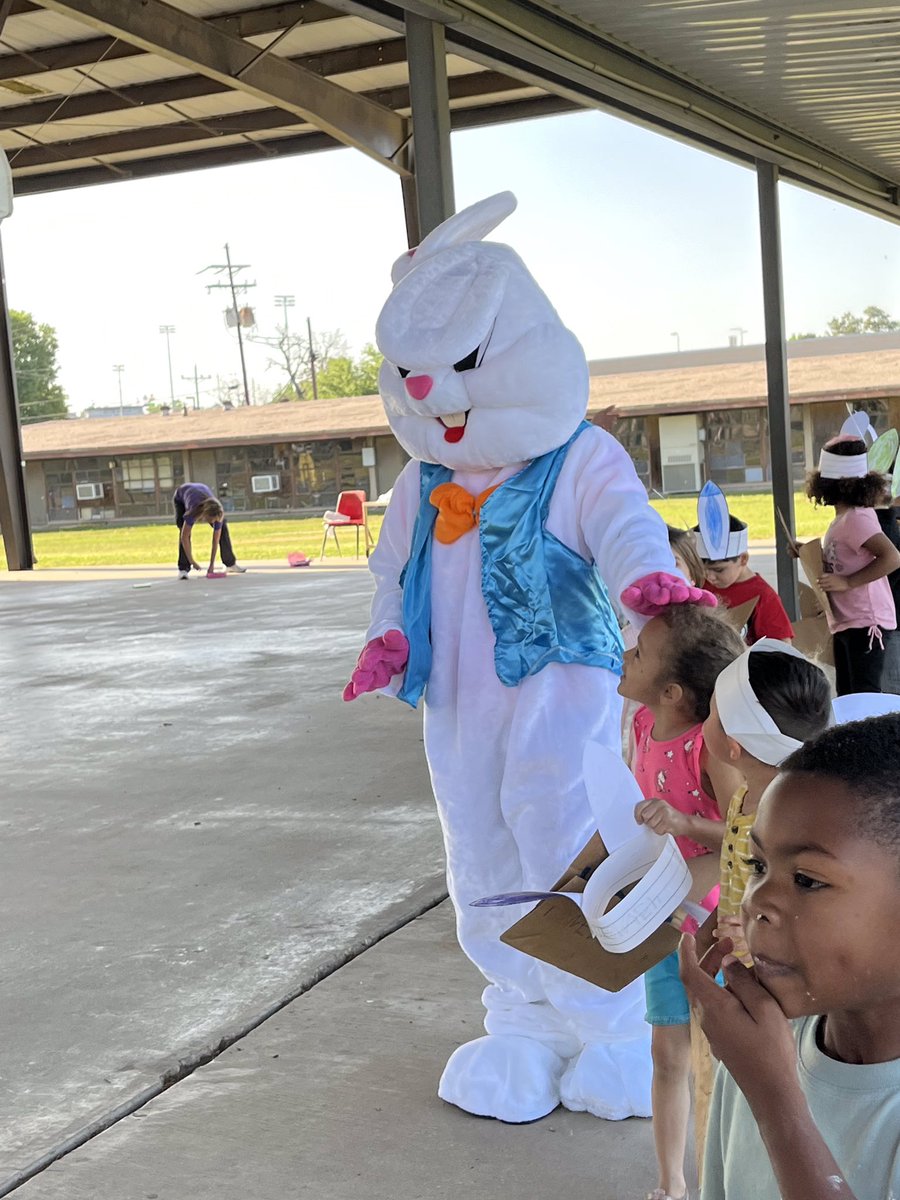 RoarkEarly's tweet photo. There’s not a better way to end the school week than with 99 students at our first ever @RoarkEarly Stay-N-Play! Fun in the sun with games, bunny ears, egg hunt, slime, confetti eggs, etc. #RoarinRoarkKats #ThePlace2🐝 https://t.co/M2CSfv0CPm
