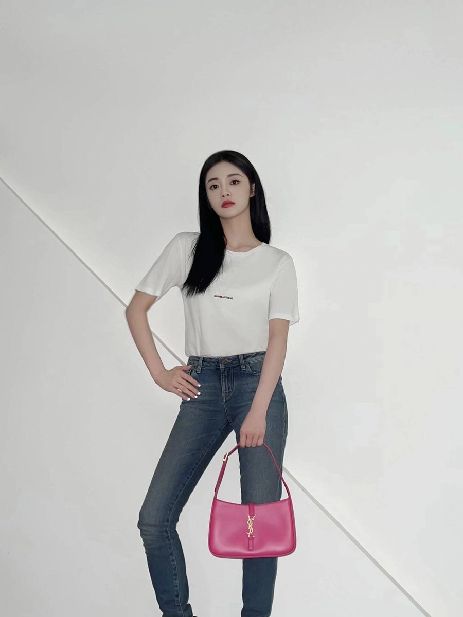 Bag: YSL
Top: YSL
Pants: YSL

#周洁琼 #주결경 #kyulkyung #ギョルギョン