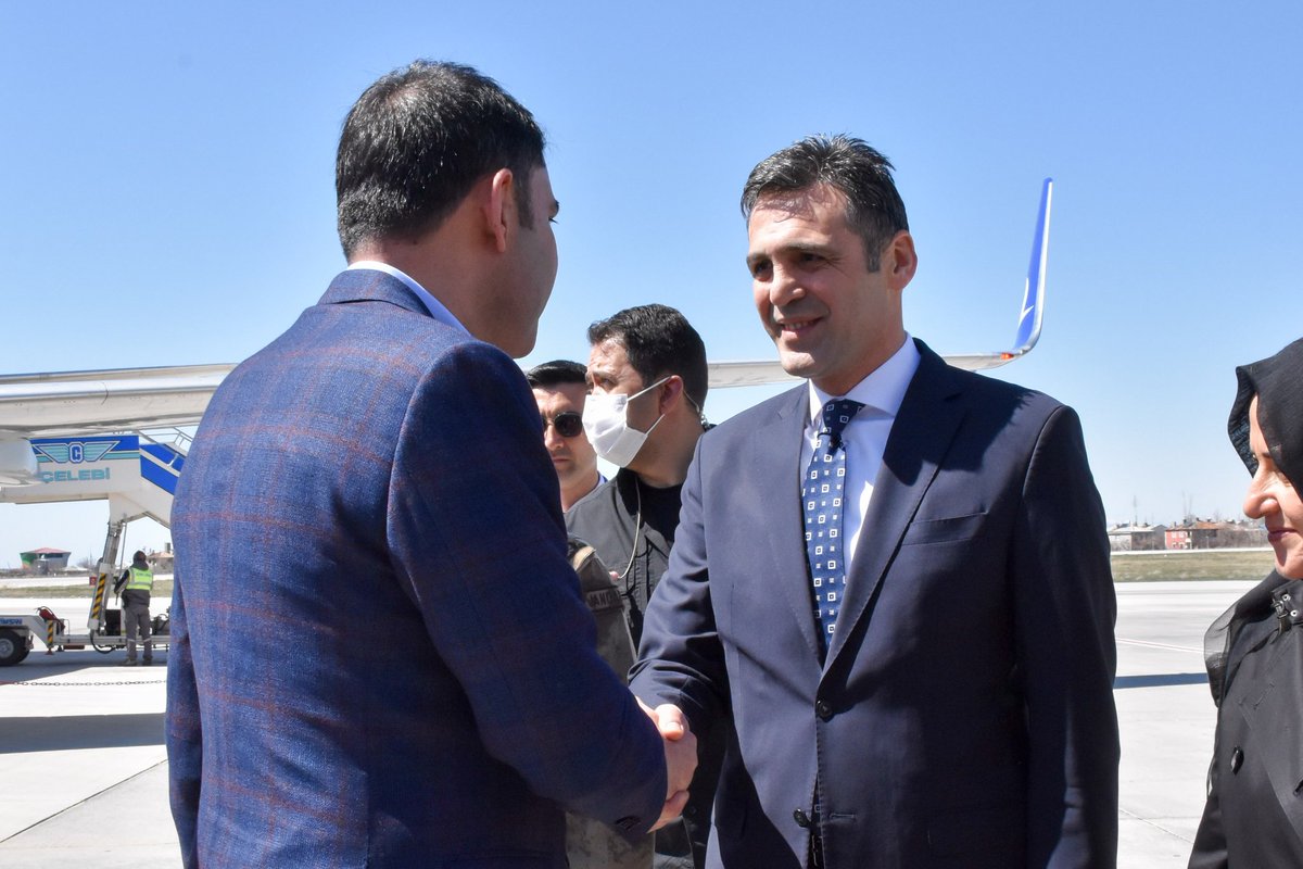 VanEmniyet's tweet photo. Valimiz Sn. @valibilmez ,İl Emniyet Müdürümüz Sn. @ayd_atanur ve İl Protokolü, çeşitli programlara katılmak üzere İlimize teşrif eden Çevre, Şehircilik ve İklim Değişikliği Bakanı Sn. @murat_kurum'u Van Ferit Melen Havalimanı'nda karşıladı. https://t.co/OEy0hBUJpp