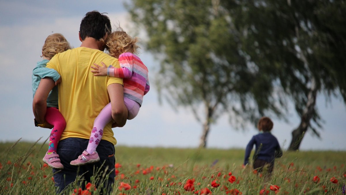 I've got 5 kids, learn from my regrets.

7 harsh truths every dad must take in.

// a thread 🧵