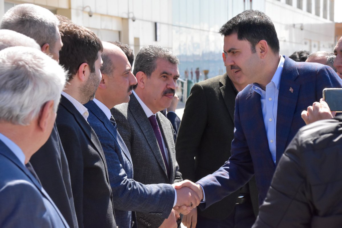 VanEmniyet's tweet photo. Valimiz Sn. @valibilmez ,İl Emniyet Müdürümüz Sn. @ayd_atanur ve İl Protokolü, çeşitli programlara katılmak üzere İlimize teşrif eden Çevre, Şehircilik ve İklim Değişikliği Bakanı Sn. @murat_kurum'u Van Ferit Melen Havalimanı'nda karşıladı. https://t.co/OEy0hBUJpp