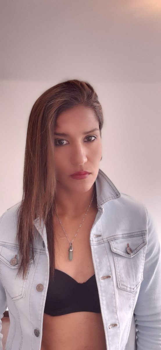 irenetobarmera's tweet photo. Muchos se enamoran de su cuerpo. ¿Pero cuantos se enamoran de su esencia y su alma?
It has magic 👧🏽🤍💫
#irenetobar #poesía #artlover #writing #loveislove
#Magic #photographers #FridayVibes #inspiration #motivation #alma #heart https://t.co/hXU8hfWiKL