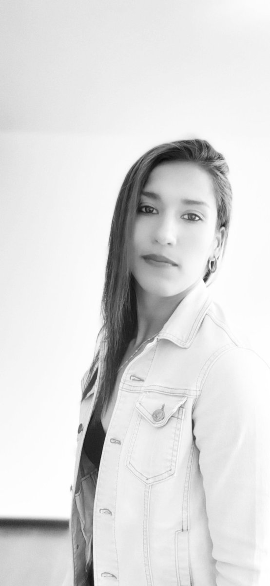 irenetobarmera's tweet photo. Muchos se enamoran de su cuerpo. ¿Pero cuantos se enamoran de su esencia y su alma?
It has magic 👧🏽🤍💫
#irenetobar #poesía #artlover #writing #loveislove
#Magic #photographers #FridayVibes #inspiration #motivation #alma #heart https://t.co/hXU8hfWiKL