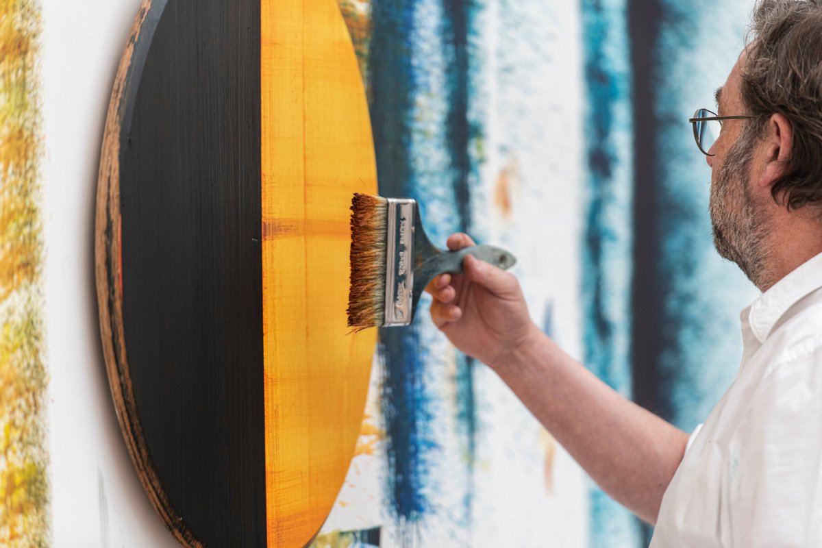 Turner Prize nominee, Callum Innes, turning a cask end into an original artwork paired with a Talisker Cask of Distinction 1978 – a charitable donation for the Distillers One of One auction last year.
#WorldArtDay #CallumInnes #Talisker #Sothebys #OneOfOneAuction