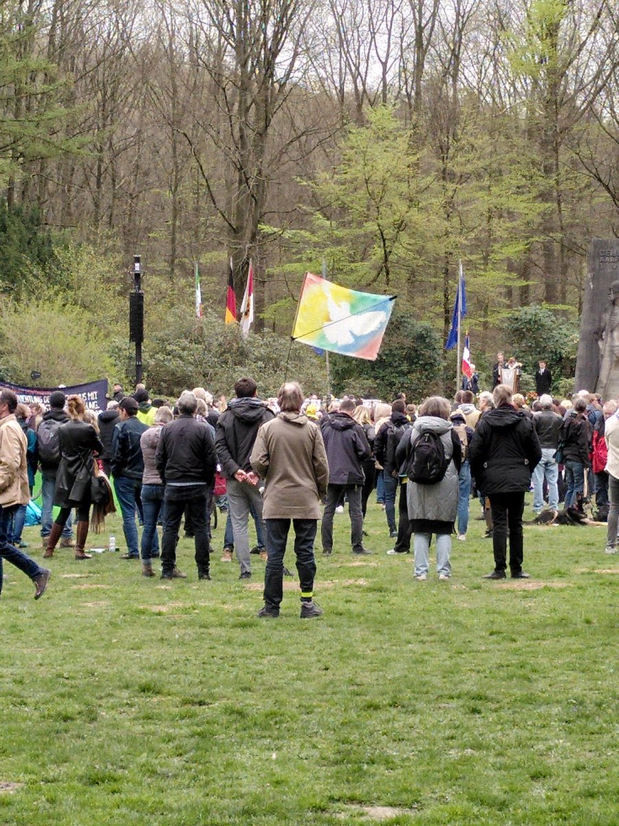 FrauBpunktCpunk's tweet photo. Nach 2 Jahren Pause, wieder eine #Gedenkveranstaltung in Präsenz.
#Karfreitag in der #Bittermark. https://t.co/7REi3XAGYe