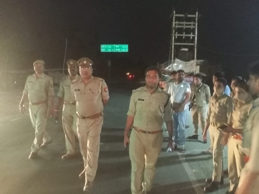 aligarhpolice's tweet photo. #Aligarh 
#FootPatrolling
#SSP_Aligarh श्री कलानिधि नैथानी के निर्देशन में #CO_Chharra, #CO_1 द्वारा शान्ति,कानून व सुरक्षा व्यवस्था के दृष्टिगत पैदल गश्त कर आमजन से संवाद स्थापित कर सुरक्षा का भरोसा दिलाया एवं वित्तीय प्रतिष्ठानों के आस-पास संदिग्ध व्यक्तियों की चेकिगं की गयी । https://t.co/0A75c6cY5S