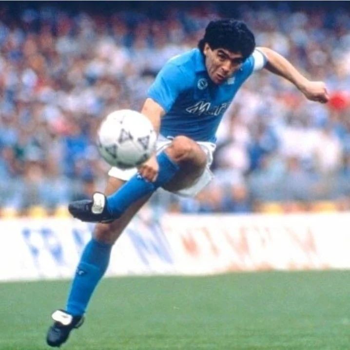 AleLiparoti's tweet photo. La figura de Maradona mientras le pega es perfecta. https://t.co/3JjXJOOgM3