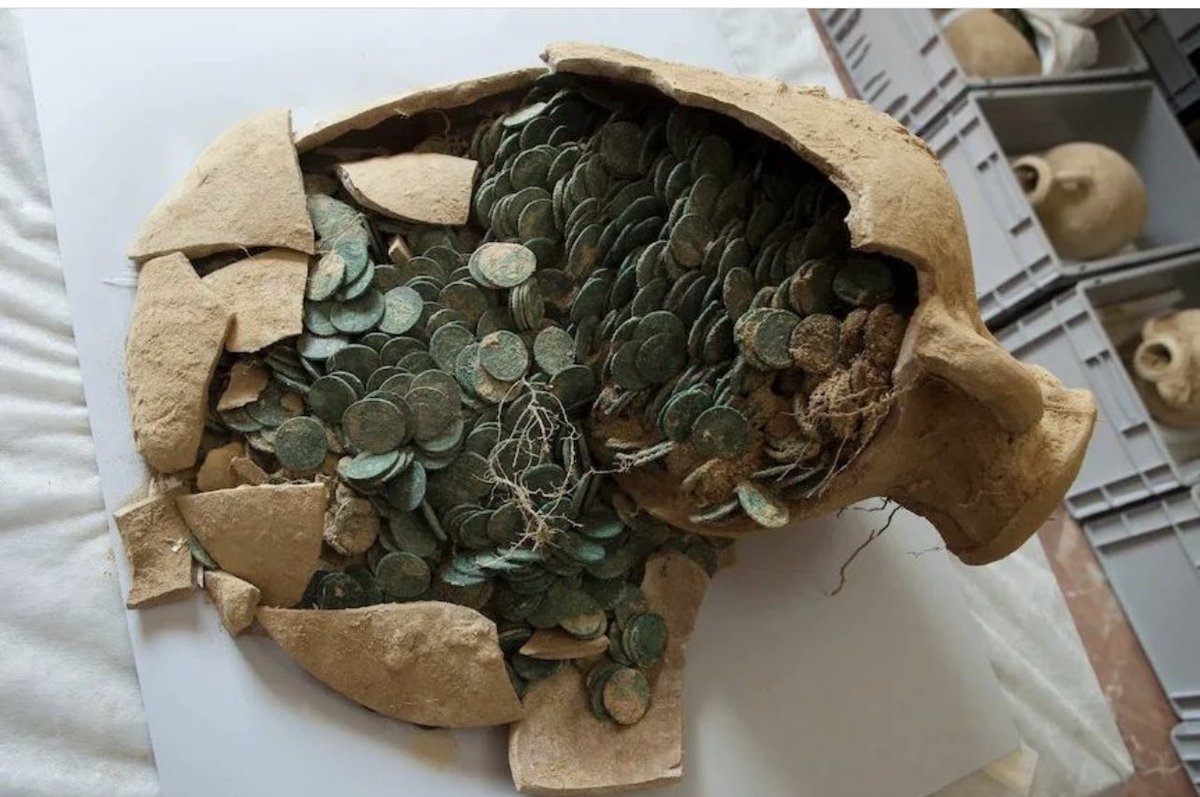 BrianRoemmele's tweet image. 2000 year old piggy bank discovered with Roman coins.