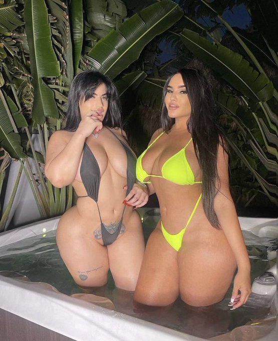 What do you think happened in the hot tub? ?? https://t.co/TQOXVF818I https://t.co/AABrC1lQm3