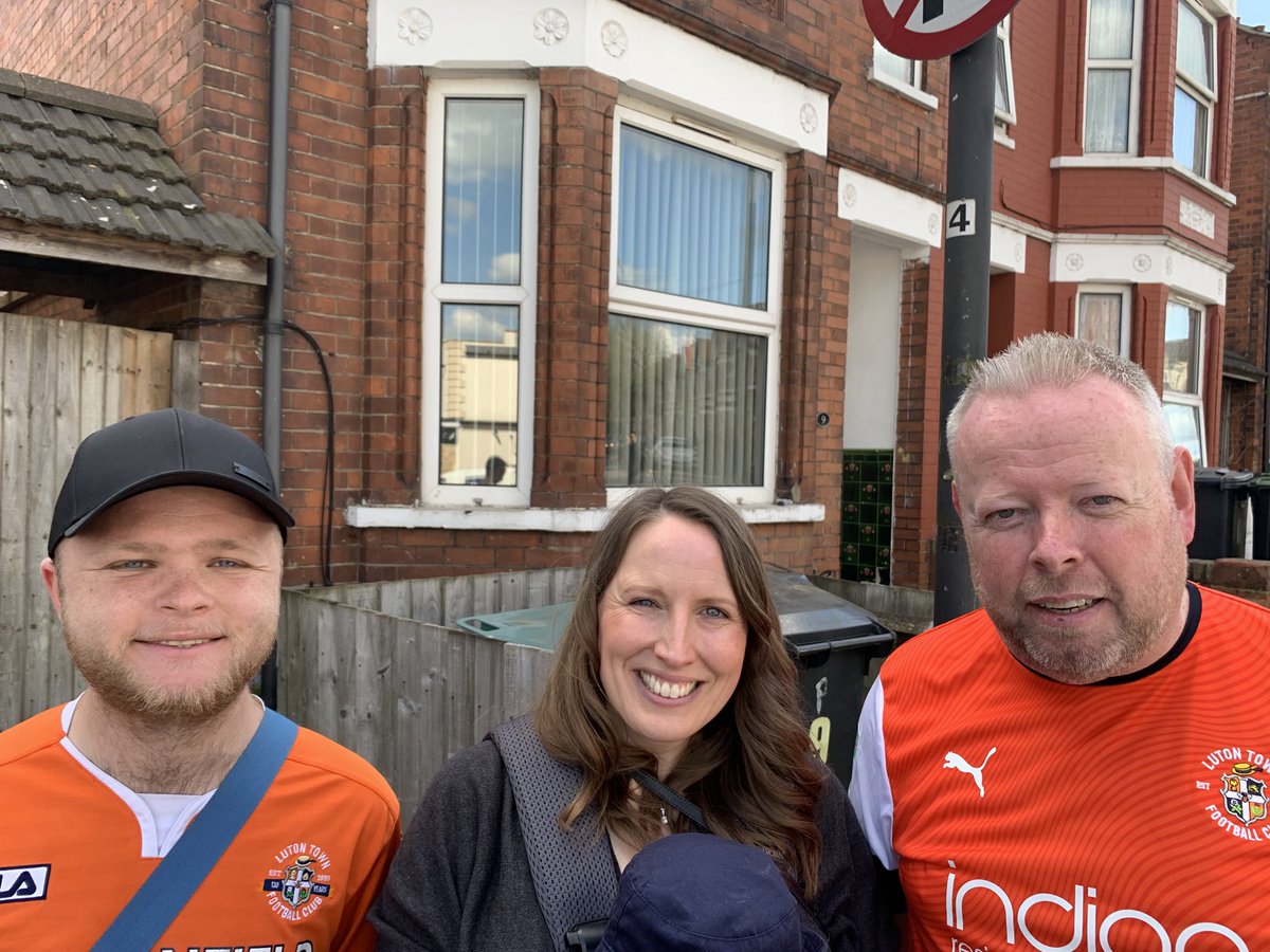 double0kmp's tweet photo. An apology ⁦⁦@FayeCarruthers⁩ when my son asked “who is she” during this picture. Obviously not paying attention when watching ⁦@SkySportsNews⁩ on a Saturday!
Hope you both enjoyed the game. 👍
#LTFC #COYH #LUTFOR #SkyBetChampionship https://t.co/vDXKRAR0cE