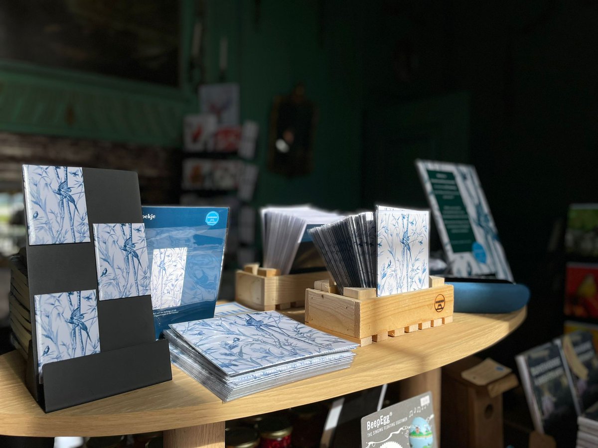 duivenvoorde's tweet photo. Rijk gedecoreerd met bamboestengels, vogels en insecten, is het behang uit de Blauwe Logeerkamer de inspiratie geweest voor een nieuwe lijn artikelen in de Kasteel- &amp; Landgoedwinkel, in de Groene Salon van het kasteel. 

Dit weekend - ook beide Paasdagen - geopend van 12-16 uur. https://t.co/xOlFIGkY5l