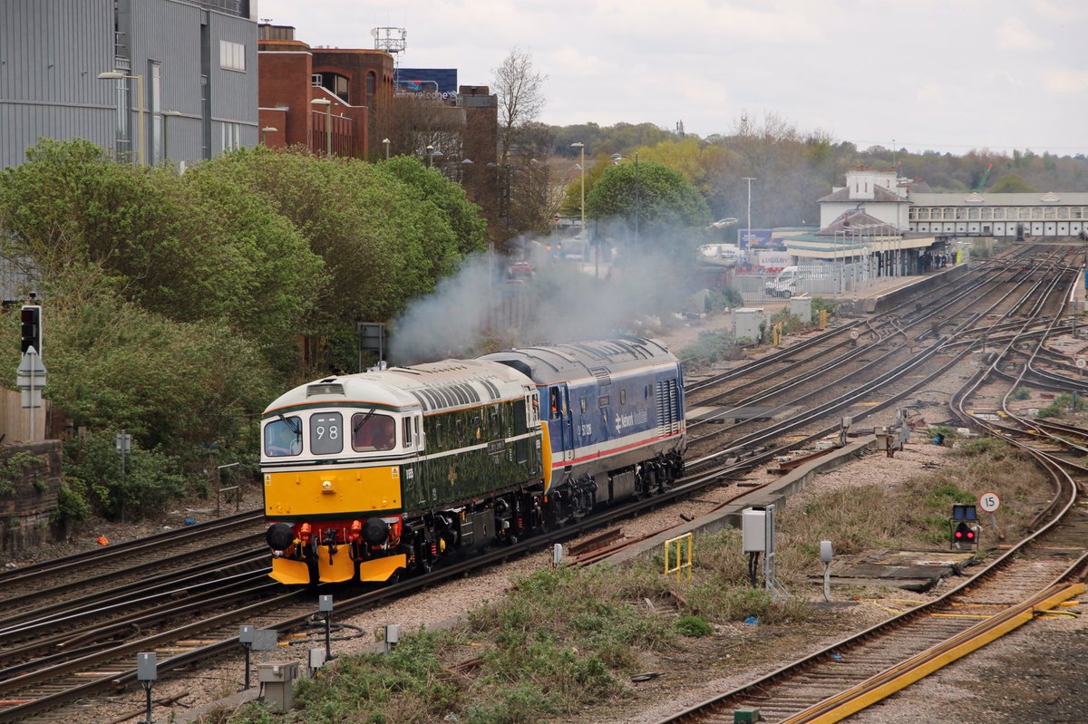 Had two trips to Eastleigh this week - yesterday yielded these stunners off to Swanage, D6515/33012 and 50026…