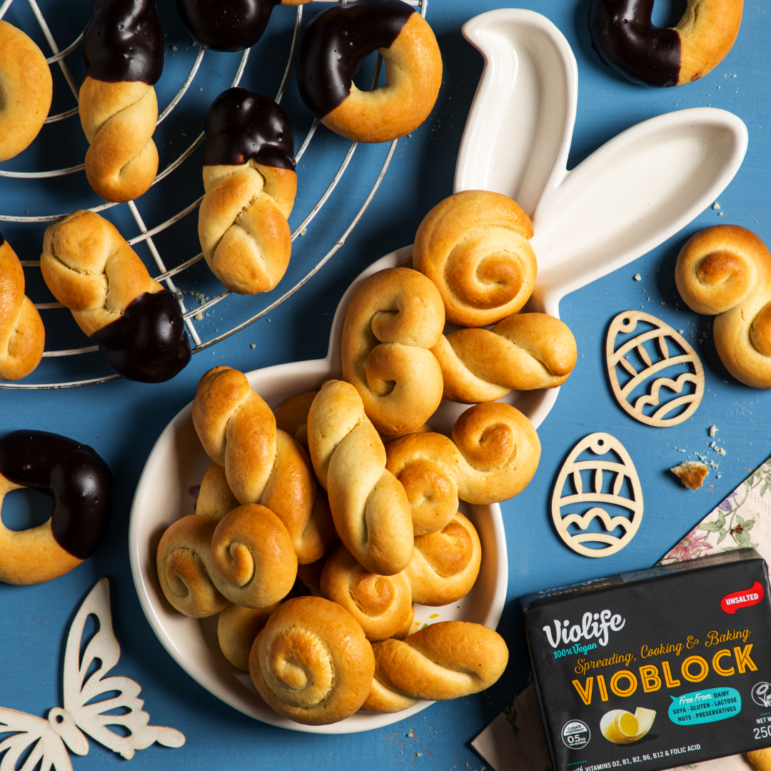 ViolifeFoods's tweet photo. The yummiest Easter Biscuits (or else 𝗞𝗼𝘂𝗹𝗼𝘂𝗿𝗮𝗸𝗶𝗮 in 🇬🇷) are made with #VIOBLOCK and dipped in #Cocospread 🤤 
Give them a try 👉https://t.co/CX46oENcFi

#Violife #EasterRecipes https://t.co/mMeQMIZ0AR