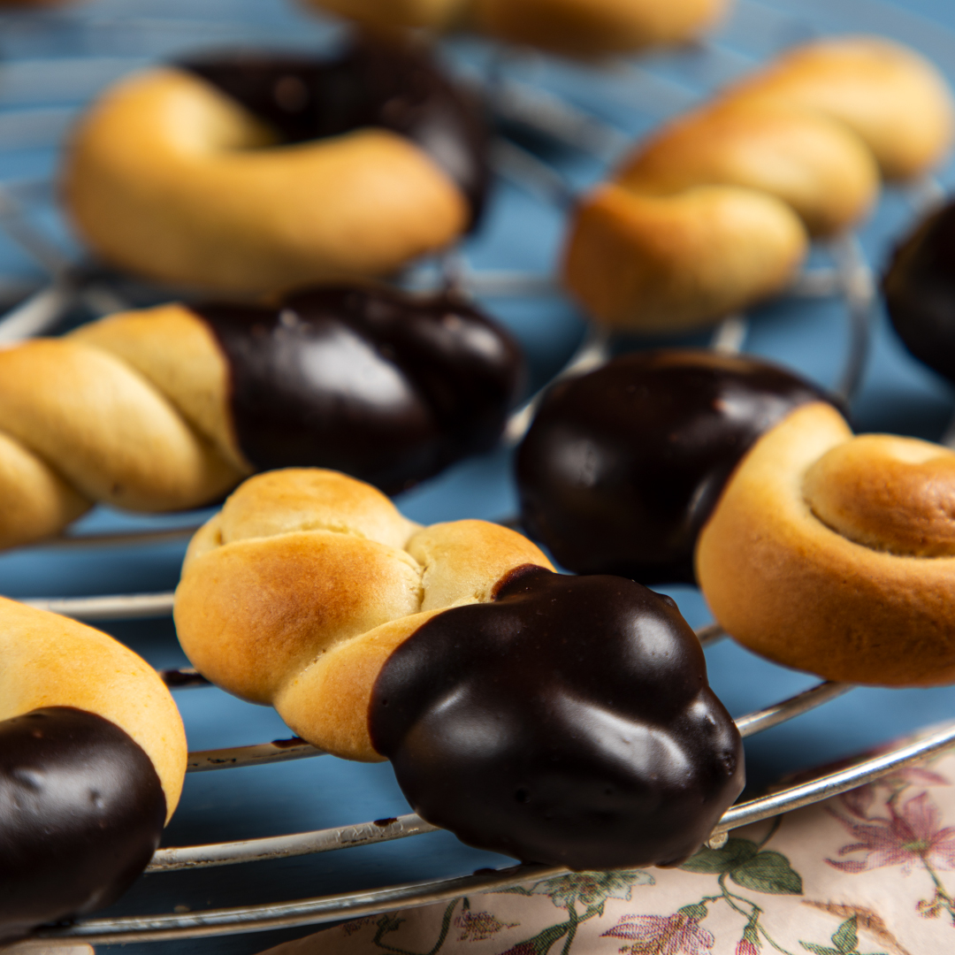 ViolifeFoods's tweet photo. The yummiest Easter Biscuits (or else 𝗞𝗼𝘂𝗹𝗼𝘂𝗿𝗮𝗸𝗶𝗮 in 🇬🇷) are made with #VIOBLOCK and dipped in #Cocospread 🤤 
Give them a try 👉https://t.co/CX46oENcFi

#Violife #EasterRecipes https://t.co/mMeQMIZ0AR