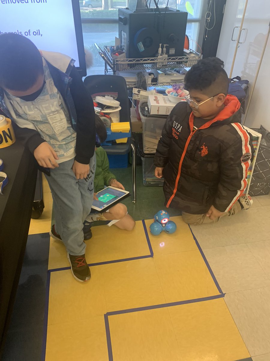 STEMbieda's tweet photo. Coding with @WonderWorkshop to clean up the 🌊! 🛑 pollution! 🤖 #interdisciplinarylearning #STEMifySPARk #STEMintoReading @sarapruett5 @TerryHarness @drjtoney @msbringslid https://t.co/wwd7dwHyCC