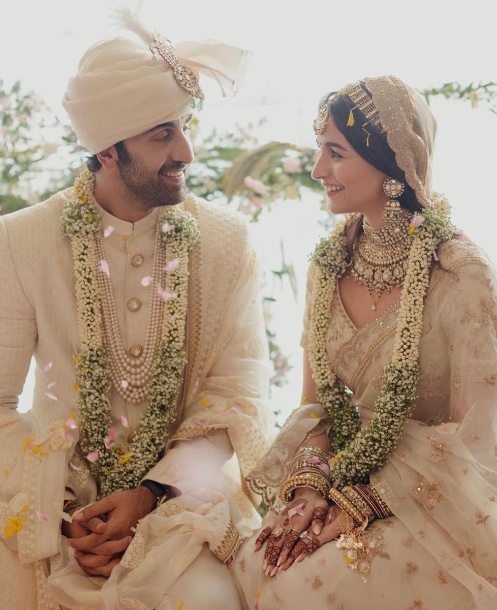 🧿🧿🧿

#ShaheenBhatt shares some new pictures from #AliaBhatt and #RanbirKapoor’s wedding.