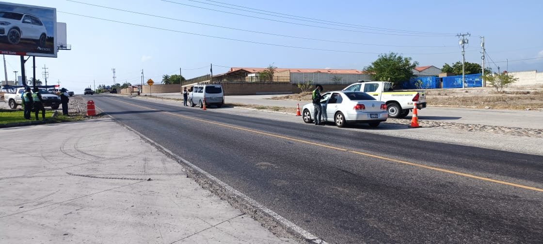 ProvialOficial's tweet photo. Brigadas de @ProvialOficial del @CIVguate realizan operativos interinstitucionales de seguridad vial con @DTransitoPNC y @DGTguate con el fin de prevenir hechos de tránsito.

#JuntosPorTuSeguridadVial
#ViajandoSeguro https://t.co/pjEm8HCxBk