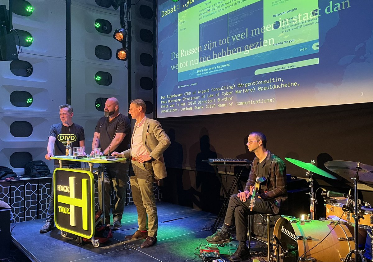 MiFare_lady's tweet photo. Vanavond eindelijk weer een @hacktalknl #hacktalk20 🍻 https://t.co/dxdkNnLhr5