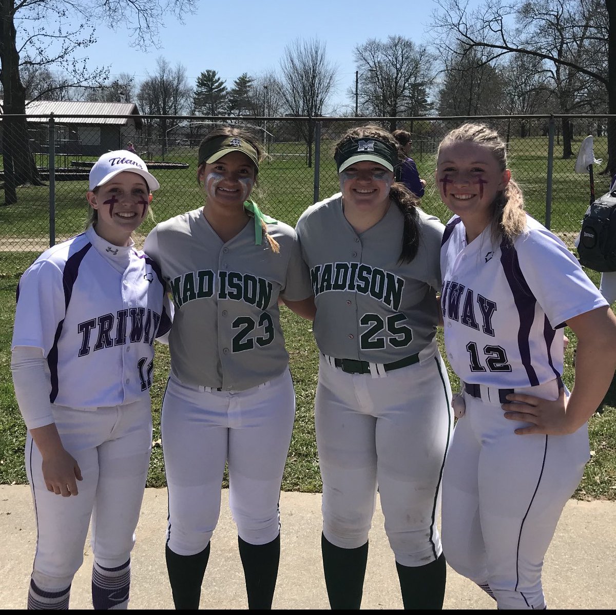Great showing today for our Emerald girls in the @WendysSpringCl  <a href="/BaileyLyons14/">Bailey Lyons</a> held a strong hitting Triway team to just 3 runs while <a href="/reahayes26/">Reagan Hayes</a> robbed Triway of a big hit in left field.   <a href="/PruittHaylee/">Haylee Pruitt</a> and <a href="/HoffaKatie/">Katie Hoffa</a> both went 2-3 at the plate.   ☘️☘️☘️